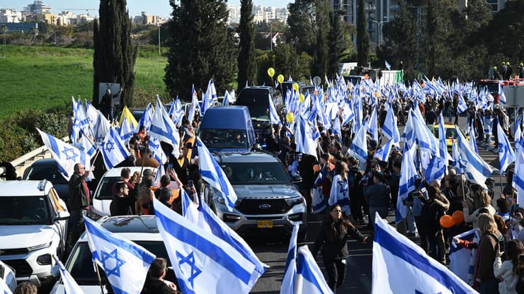 המונים מחוץ לחברת קדישא בראשון לציון והגיעו לכבד את משפחת ביבס