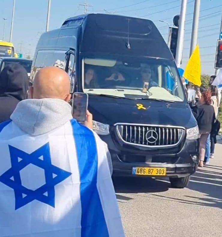  ירדן ביבס עושה לב לעומדים בשיירת דגלים לזכרם של שירי, אריאל וכפיר ביבס ז"ל