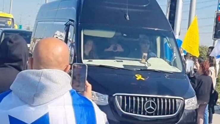  ירדן ביבס עושה לב לעומדים בשיירת דגלים לזכרם של שירי, אריאל וכפיר ביבס ז"ל