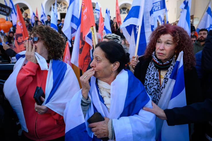 המונים מחוץ לחברת קדישא בראשון לציון והגיעו לכבד את משפחת ביבס