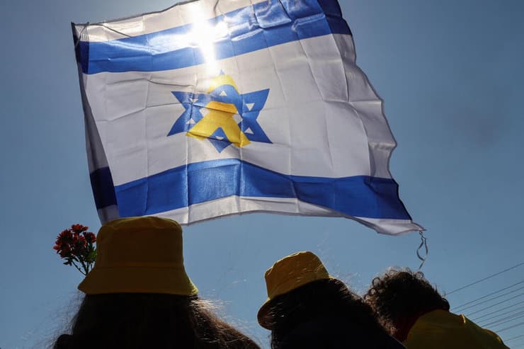 שיירת דגלים בניר עוז לכבוד משפחת ביבס שמובאים לקבורה