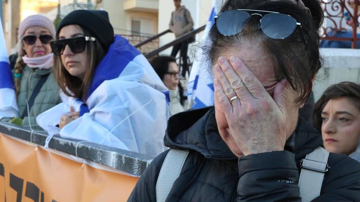 המונים מחוץ לחברת קדישא בראשון לציון והגיעו לכבד את משפחת ביבס