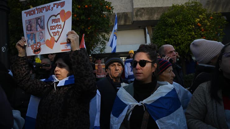 המונים מחוץ לחברת קדישא בראשון לציון והגיעו לכבד את משפחת ביבס