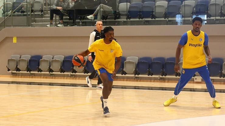 יערוך בכורה. קלארק באימון מכבי ת"א (צילום: מכבי ת"א) ג'ימי קלארק