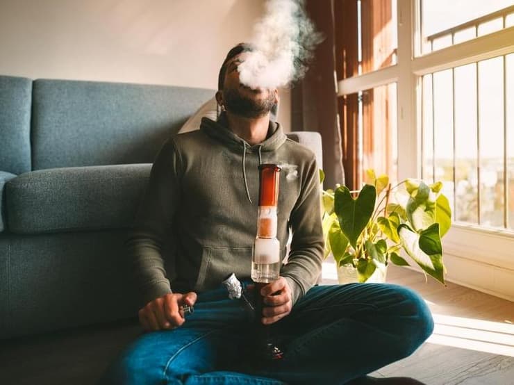 עישון אדי קנאביס באמצעות באנג