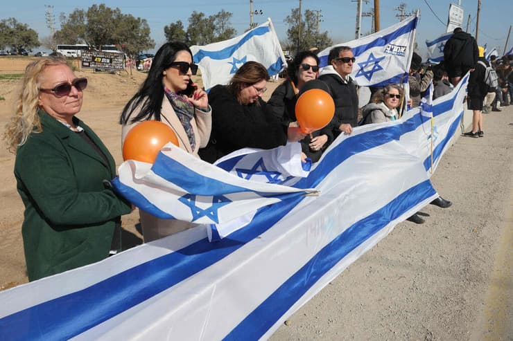 שיירת דגלים בניר עוז לכבוד משפחת ביבס שמובאים לקבורה