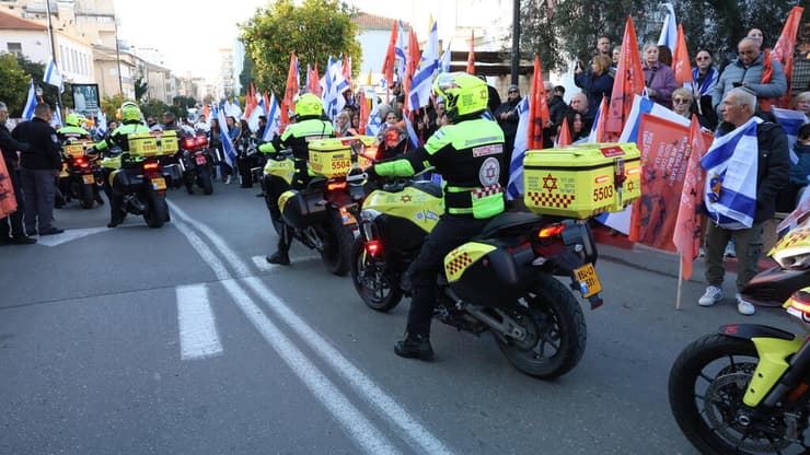 המונים מחוץ לחברת קדישא בראשון לציון והגיעו לכבד את משפחת ביבס