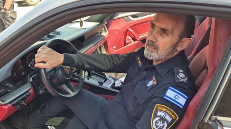 המפכ"ל דני לוי בוחן את רכבי היוקרה של משפחת אבו לטיף (צילום: נחום סגל) המפכ"ל דני לוי חונך את רכבי היוקרה של ארגון הפשע אבו לטיף, שהוחרמו על ידי המשטרה