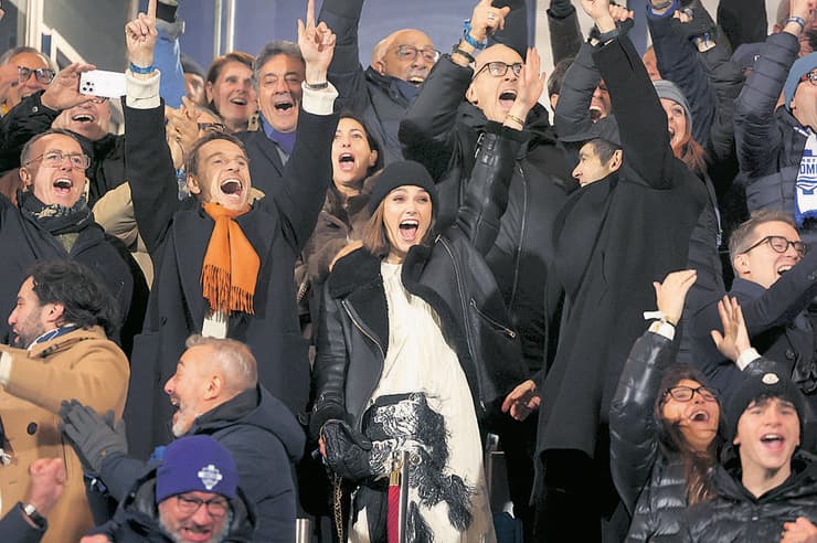 ג'ורג' קלוני עוד לא הגיע, אבל קירה נייטלי באה לעודד (צילום: Jacopo M. Raule/ Getty Images for Como 1907) ג'ורג' קלוני עוד לא הגיע, אבל קירה נייטלי באה לעודד