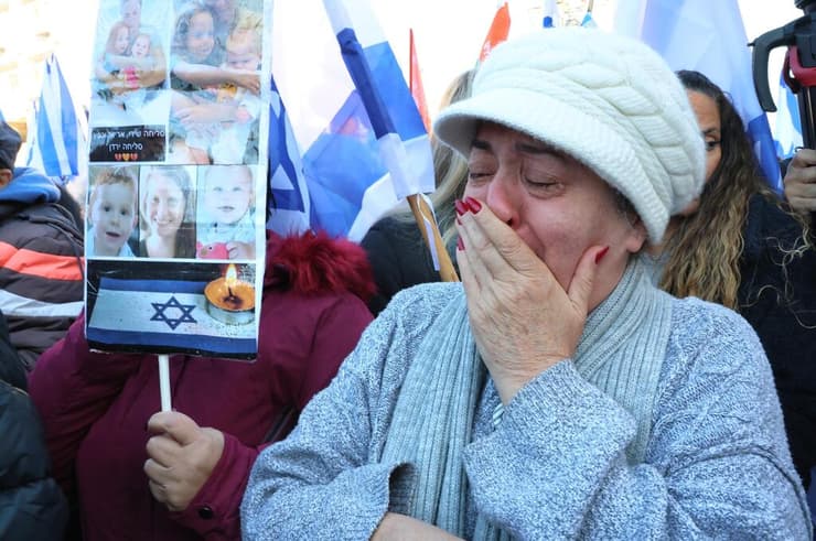 המונים מחוץ לחברת קדישא בראשון לציון והגיעו לכבד את משפחת ביבס