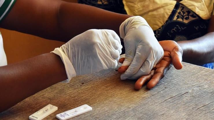 בדיקת מלריה באפריקה (צילום: Shutterstock) בדיקת מלריה באפריקה