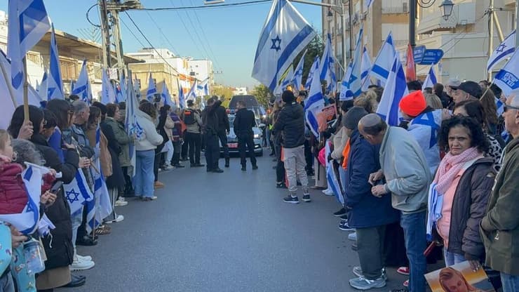 המונים מחוץ לחברת קדישא בראשון לציון והגיעו לכבד את משפחת ביבס