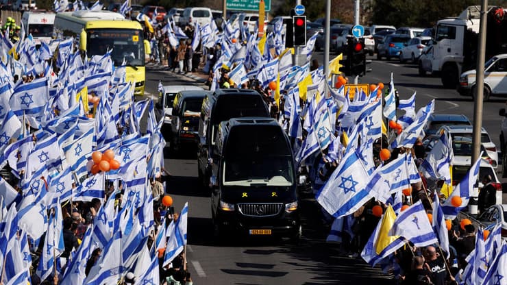 שיירת דגלים באשקלון לכבוד משפחת ביבס שמובאים לקבורה