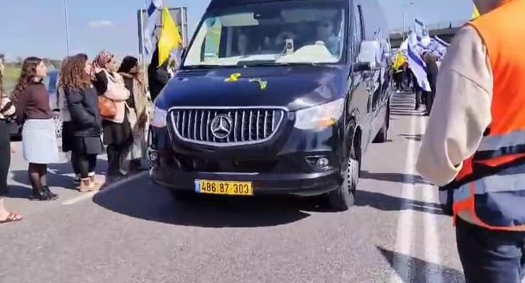 ירדן ביבס עושה לב לעומדים בשיירת דגלים לזכרם של שירי, אריאל וכפיר ביבס ז"ל