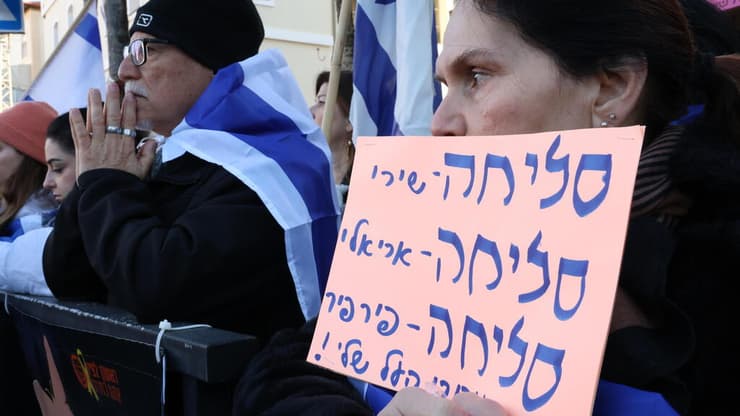 המונים מחוץ לחברת קדישא בראשון לציון והגיעו לכבד את משפחת ביבס