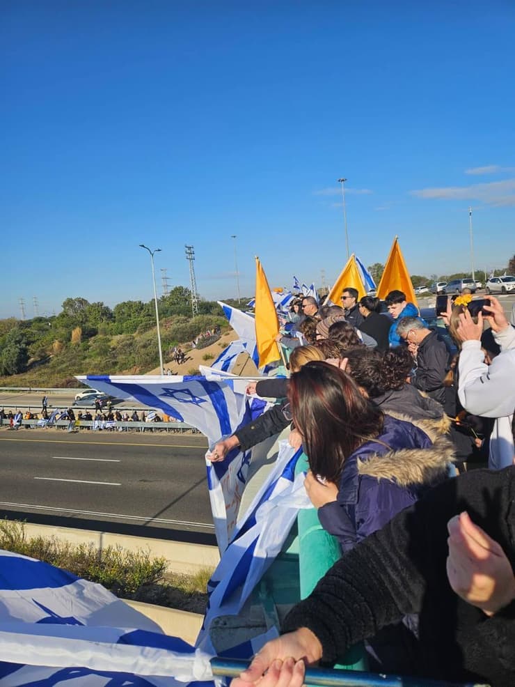 שיירת דגלים במחלף יבנה לפני הלווייתם של שירי, אריאל וכפיר ביבס