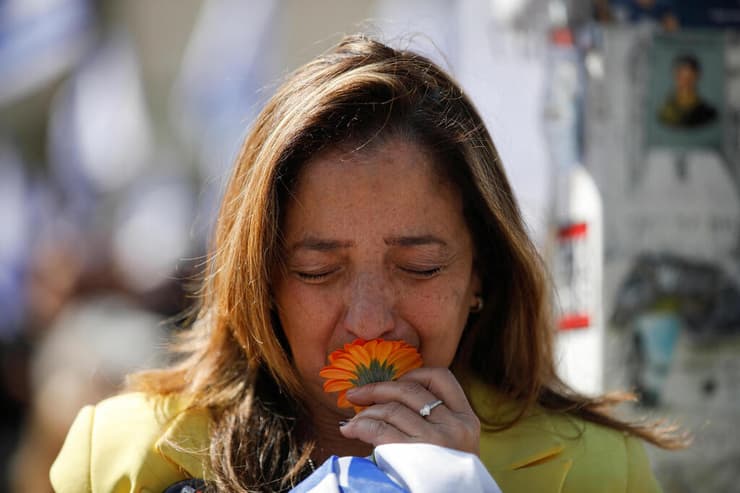 צפייה משותפת בהלווייתם של שירי, אריאל וכפיר ביבס ז"ל, מכיכר החטופים