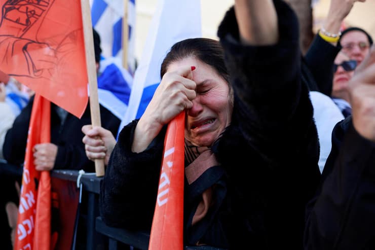 המונים מחוץ לחברת קדישא בראשון לציון והגיעו לכבד את משפחת ביבס