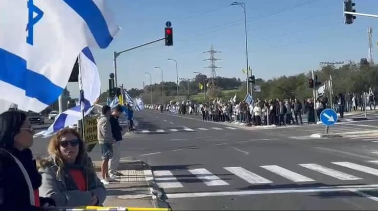 שיירת דגלים בצומת זיקים