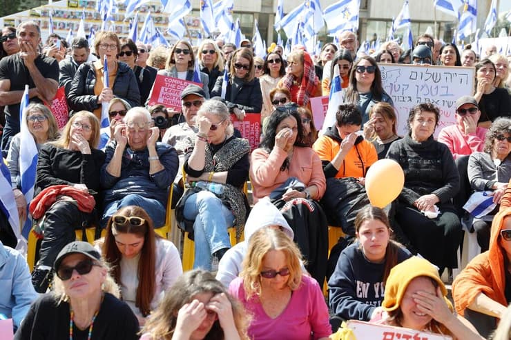 צפייה משותפת בהלווייתם של שירי, אריאל וכפיר ביבס ז"ל, מכיכר החטופים