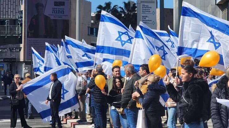 חברי הבורסה ליהלומים בעצרת דגלים לזכרם של שירי, אריאל וכפיר ביבס ז"ל