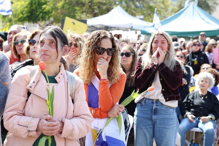 צפייה משותפת בהלווייתם של שירי, אריאל וכפיר ביבס ז"ל, מכיכר החטופים