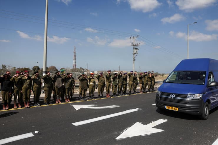 חיילים בצומת רעים מצדיעים לכבוד את משפחת ביבס