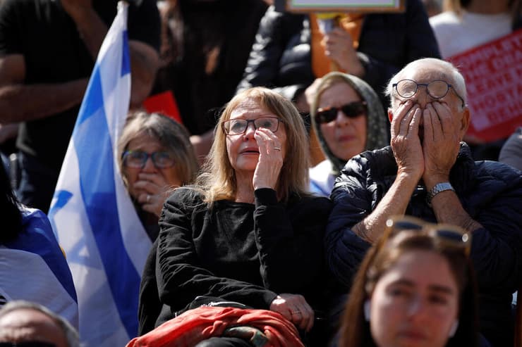 צפייה משותפת בהלווייתם של שירי, אריאל וכפיר ביבס ז"ל, מכיכר החטופים