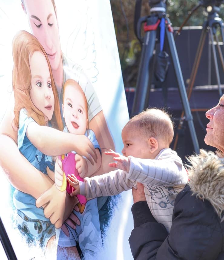 צפייה משותפת בהלווייתם של שירי, אריאל וכפיר ביבס ז"ל, מכיכר החטופים