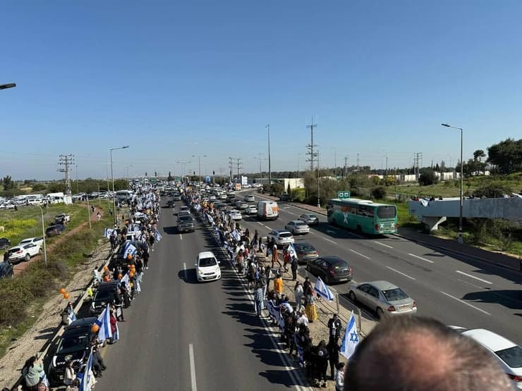 שיירת דגלים בצומת סילבר לפני הלווייתם של שירי, אריאל וכפיר ביבס