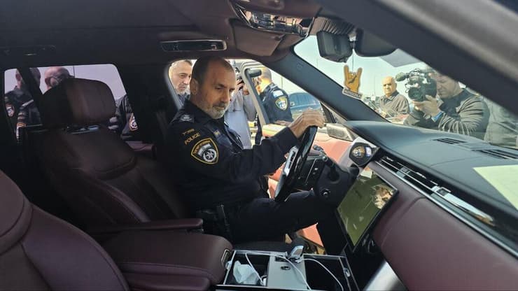 המפכ"ל דני לוי בוחן את אחד מרכבי היוקרה של משפחת אבו לטיף שהוחרמו בפשיטה המפכ"ל דני לוי בוחן את רכבי היוקרה של משפחת אבו לטיף שהמשטרה החרימה