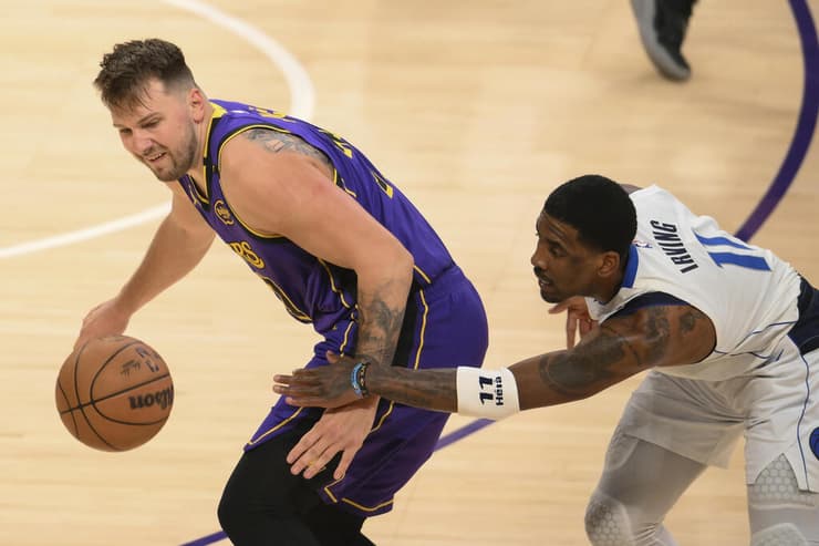 שחקן לוס אנגל'ס לייקרס לוקה דונצ'יץ' מול שחקן דאלאס מאבריקס קיירי ארווינג