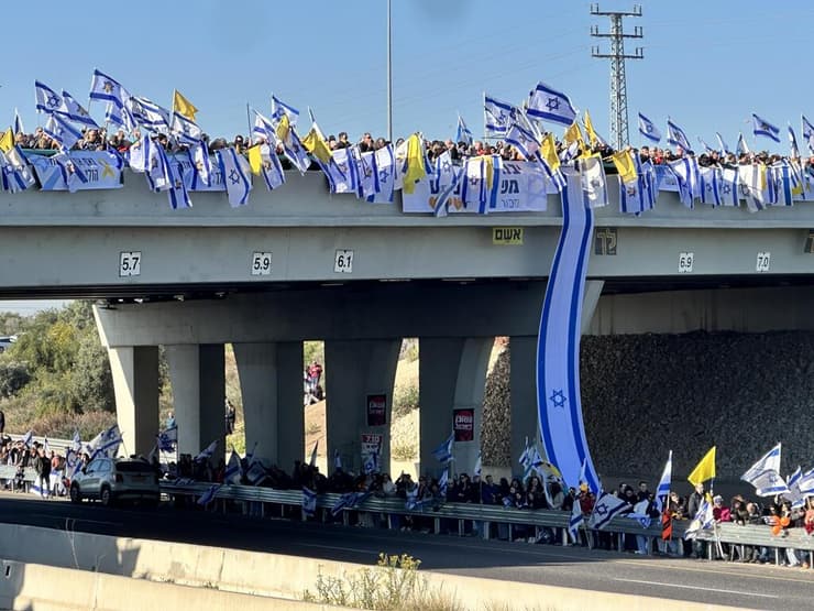 המונים מלווים את ארון הקבורה של משפחת ביבס ברחבי הארץ