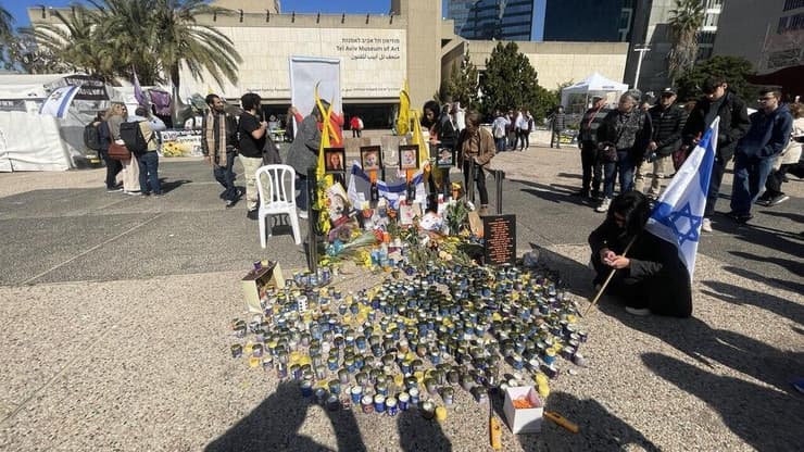 נרות נשמה בכיכר החטופים לזכרם של שירי, אריאל וכפיר ביבס ז"ל