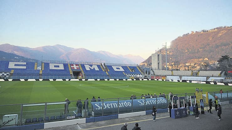 גם נוף, גם בעלים עשירים וגם כדורגל יוזם. האצטדיון בקומו (צילום: Daniele Mascolo/ REUTERS ) גם נוף, גם בעלים עשירים וגם כדורגל יוזם. האצטדיון בקומו