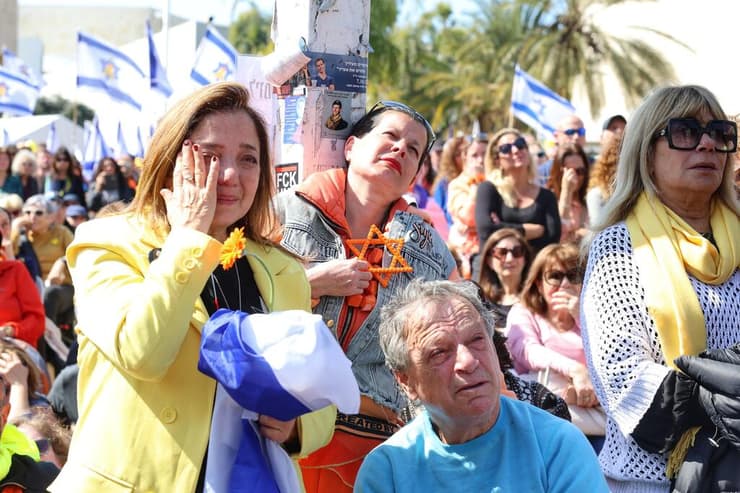 צפייה משותפת בהלווייתם של שירי, אריאל וכפיר ביבס ז"ל, מכיכר החטופים