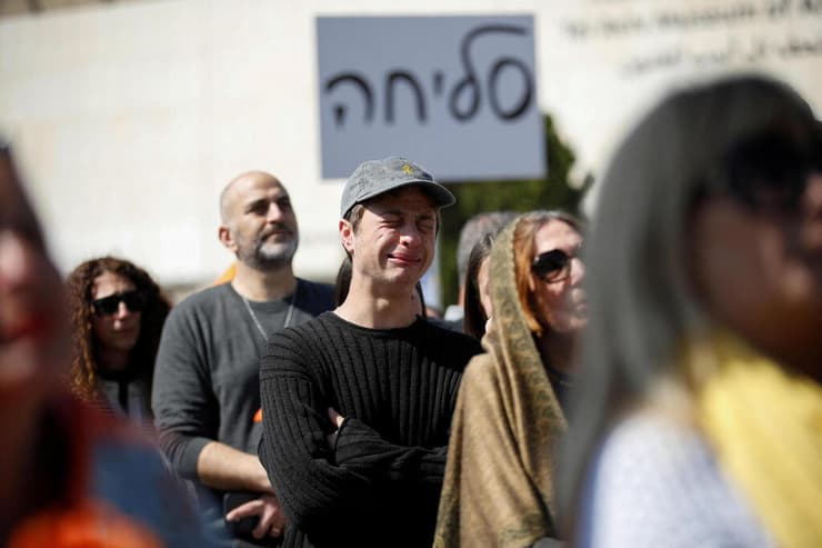 צפייה משותפת בהלווייתם של שירי, אריאל וכפיר ביבס ז"ל, מכיכר החטופים