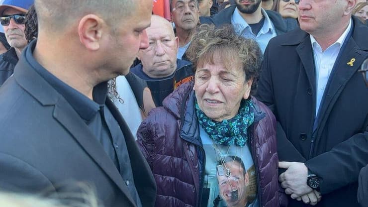אסתר יהלומי, אמא של אוהד יהלומי, במסע ההלוויה של שירי, אריאל וכפיר ביבס ז"ל