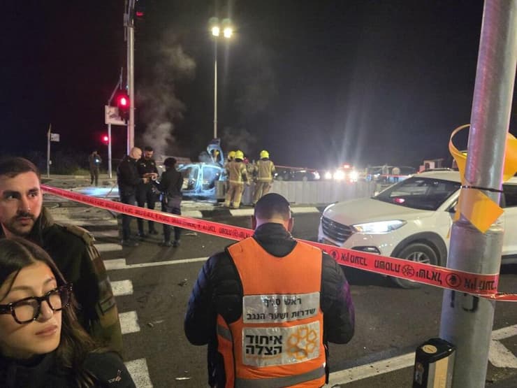 רכב עולה באש ליד יישוב ארז בכביש 34