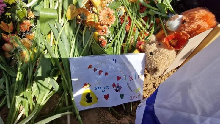 על קברו של אריאל ביבס הונח ציור שחברו יואב אביטל, בן 5, צייר