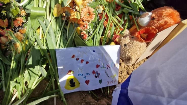 על קברו של אריאל ביבס הונח ציור שחברו יואב אביטל, בן 5, צייר