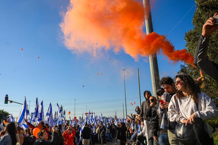 המונים מחוץ לחברת קדישא בראשון לציון והגיעו לכבד את משפחת ביבס