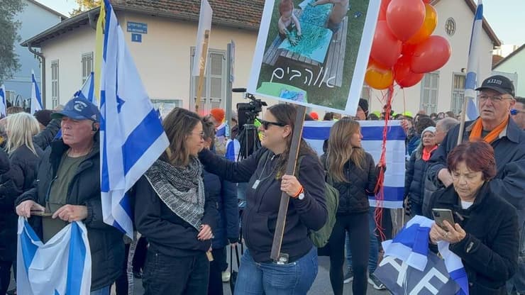 המונים מחוץ לחברת קדישא בראשון לציון והגיעו לכבד את משפחת ביבס