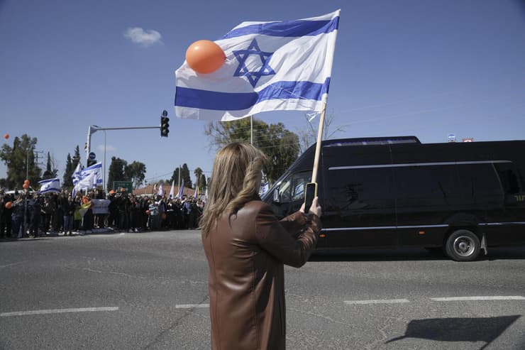 שיירת דגלים ביד מורדכי לכבוד משפחת ביבס שמובאים לקבורה