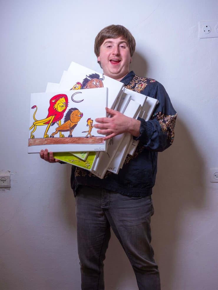 מייקי והציורים. "אני הכי דומה לסימבה, כי יש לו אומץ לב - וגם לי יש"  