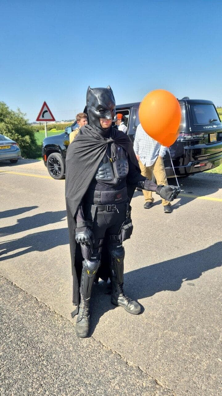 בטמן לכבוד משפחת ביבס שמובאים לקבורה