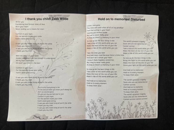 דף שירונים שחולק בהלוויתם של שירי, אריאל וכפיר ביבס ז"ל