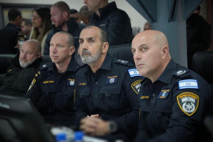 המפכ"ל מפקד על מבצע המעצרים תמונות מהמעצרים של ראש ארגון הפשע אבו לטיף ואחרים