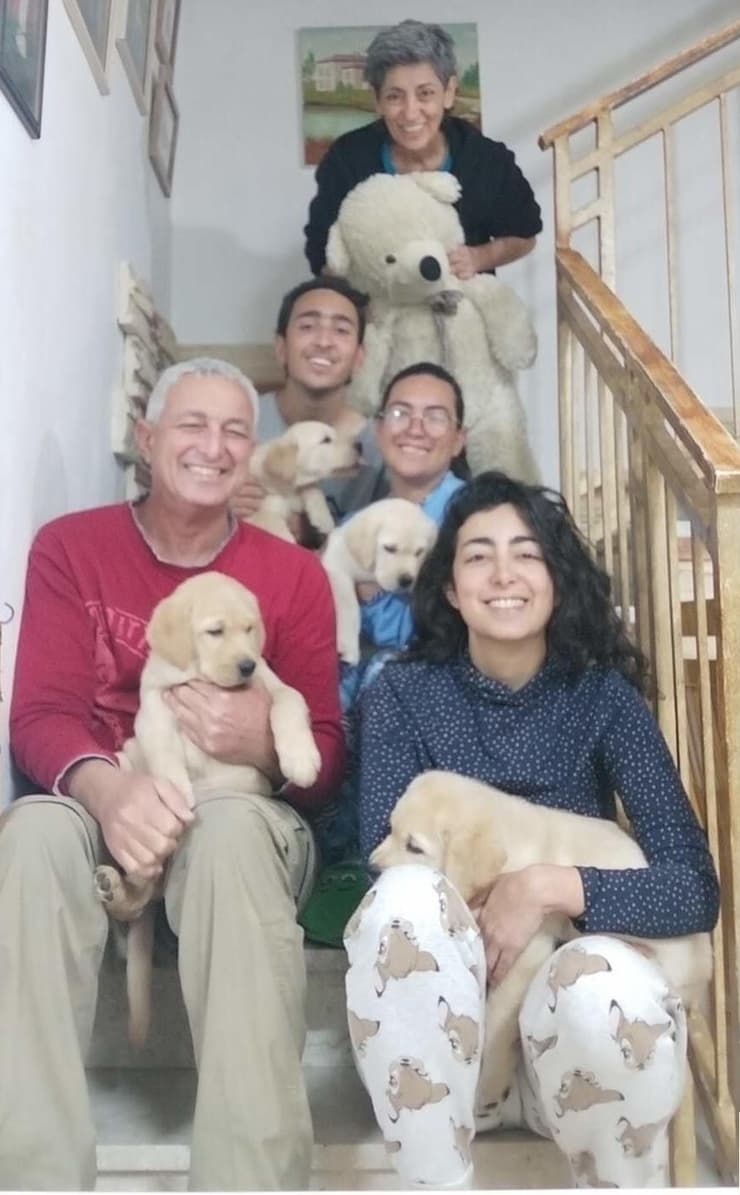משפחת פרגר עם כלבי הנחייה. "ההתנדבות היא חלק מאיתנו, 'בילד אין'"    