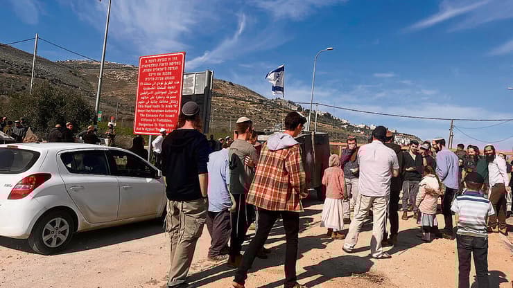 מתנחלים בדרך לתפילה בקבר יוסף yk14276361